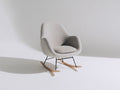 Mecedora tapizada 80x85x95 cm color gris claro con base de balanceo de madera para interior estilo moderno