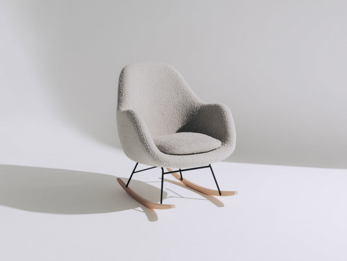 Mecedora tapizada 80x85x95 cm color gris claro con base de balanceo de madera para interior estilo moderno