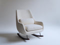 Mecedora tapizada 80x75x90 cm color blanco con base de balanceo de madera para interior diseño moderno
