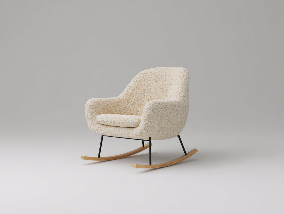 Mecedora tapizada 85x75x85 cm color beige con base de balanceo de madera para interior diseño moderno